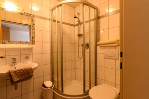 Beispiel Bad Vierbettzimmer im Gasthof Gstemmerblick.