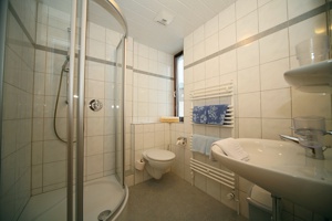 Beispiel Bad Sechsbettzimmer im Gasthof Gstemmerblick.